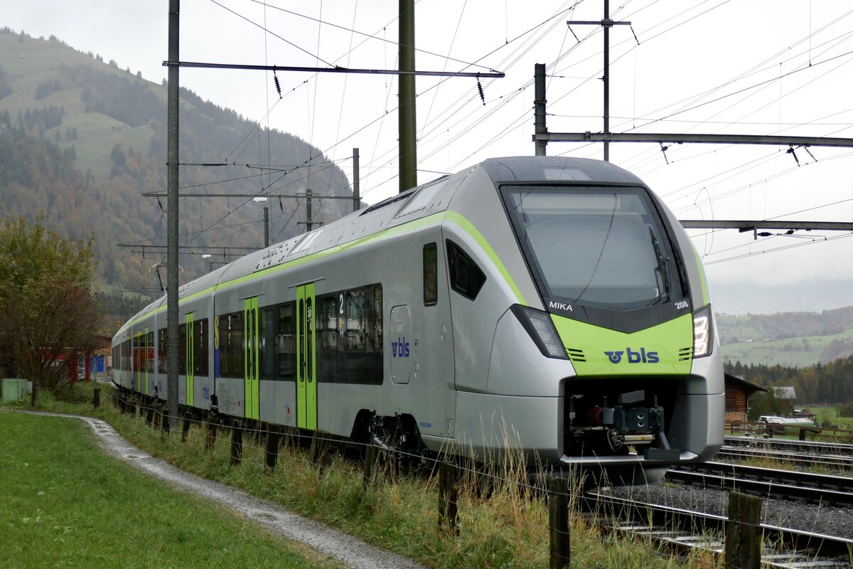 Die neue S-Bahn MIKA RABe 528 208 für die BLS die am 5.11.23 in Frutigen abgestellt ist.