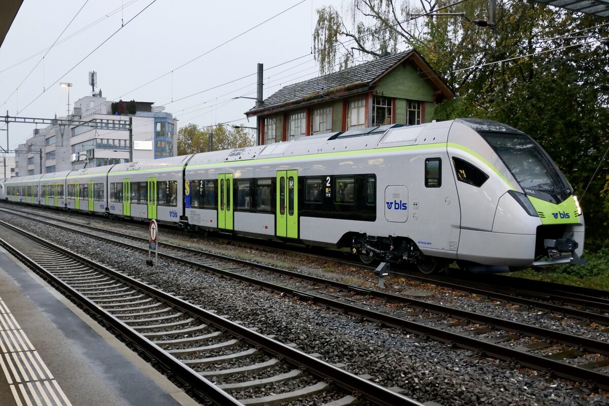 Die neue S-Bahn MIKA RABe 528 209 für die BLS am 9.11.23 in Gümligen abgestellt.