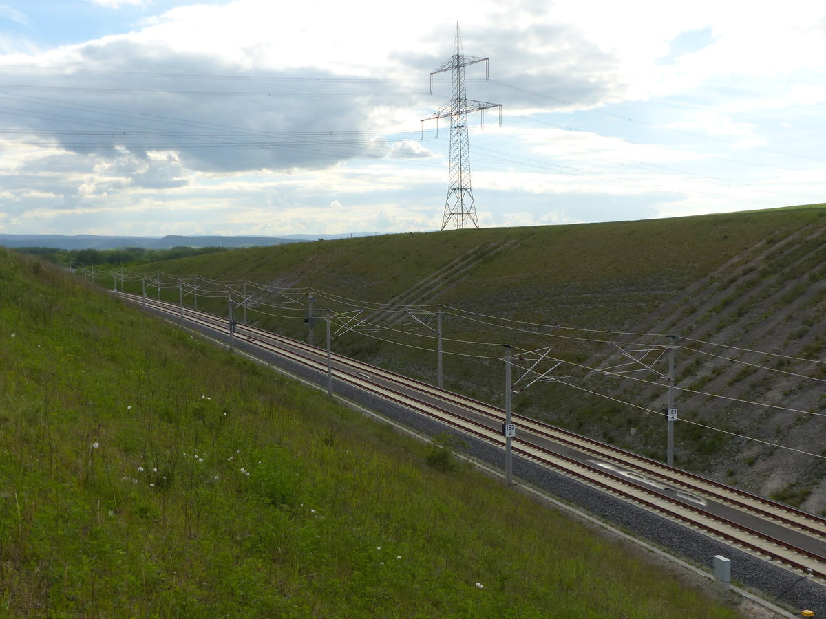 Die neue Schnellfahrstrecke von Erfurt nach Nürnberg bei km 183.4, hinter dem Tunnel Augustaburg bei Erfurt.
