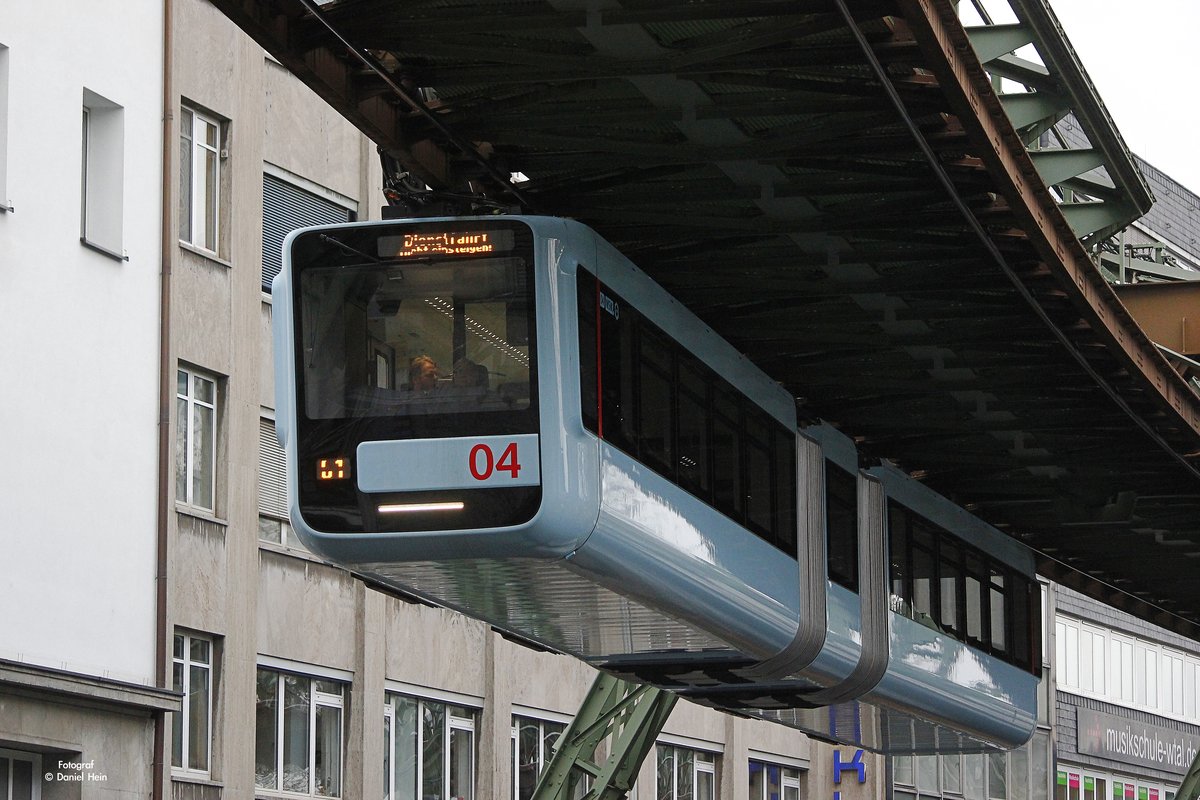Die neue Schwebebahn 04 als Dienstfahrt am Wuppertaler Hauptbahnhof, am 07.12.2016.