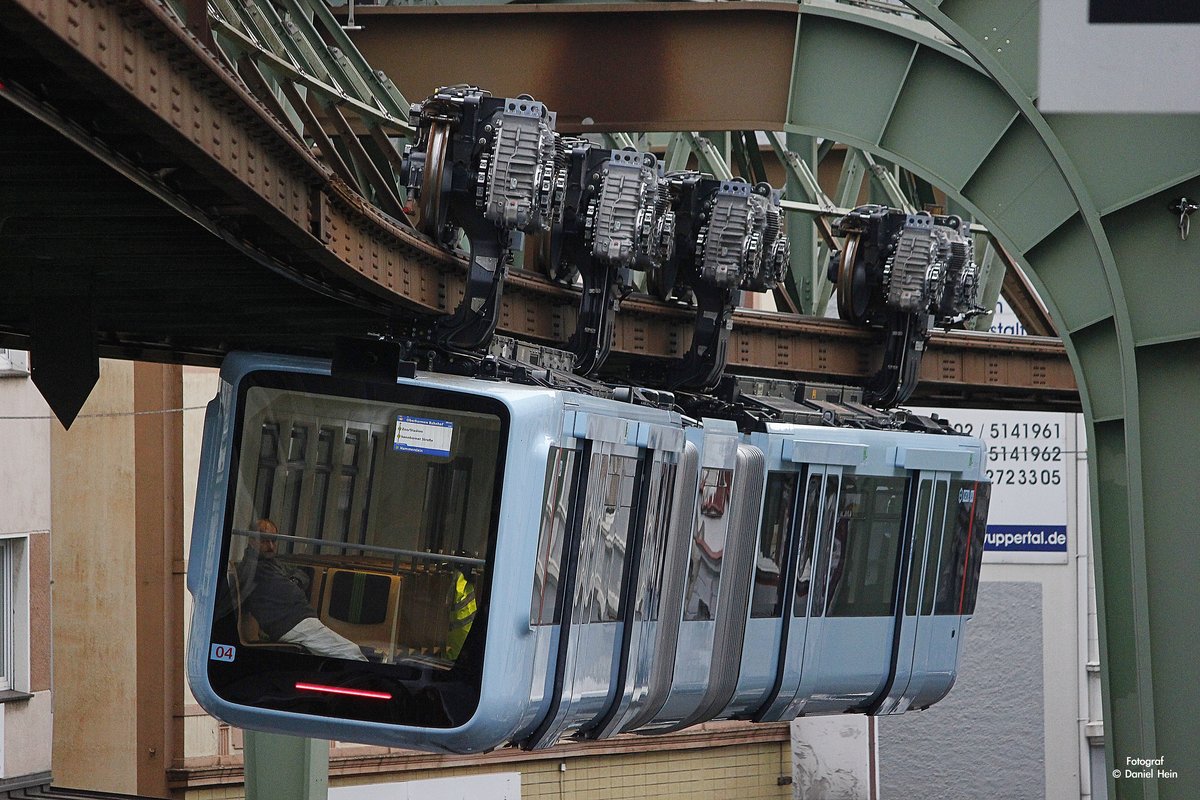 Die neue Schwebebahn 04 von der Rückseite als Dienstfahrt am Bruch in Wuppertal, am 07.12.2016.
