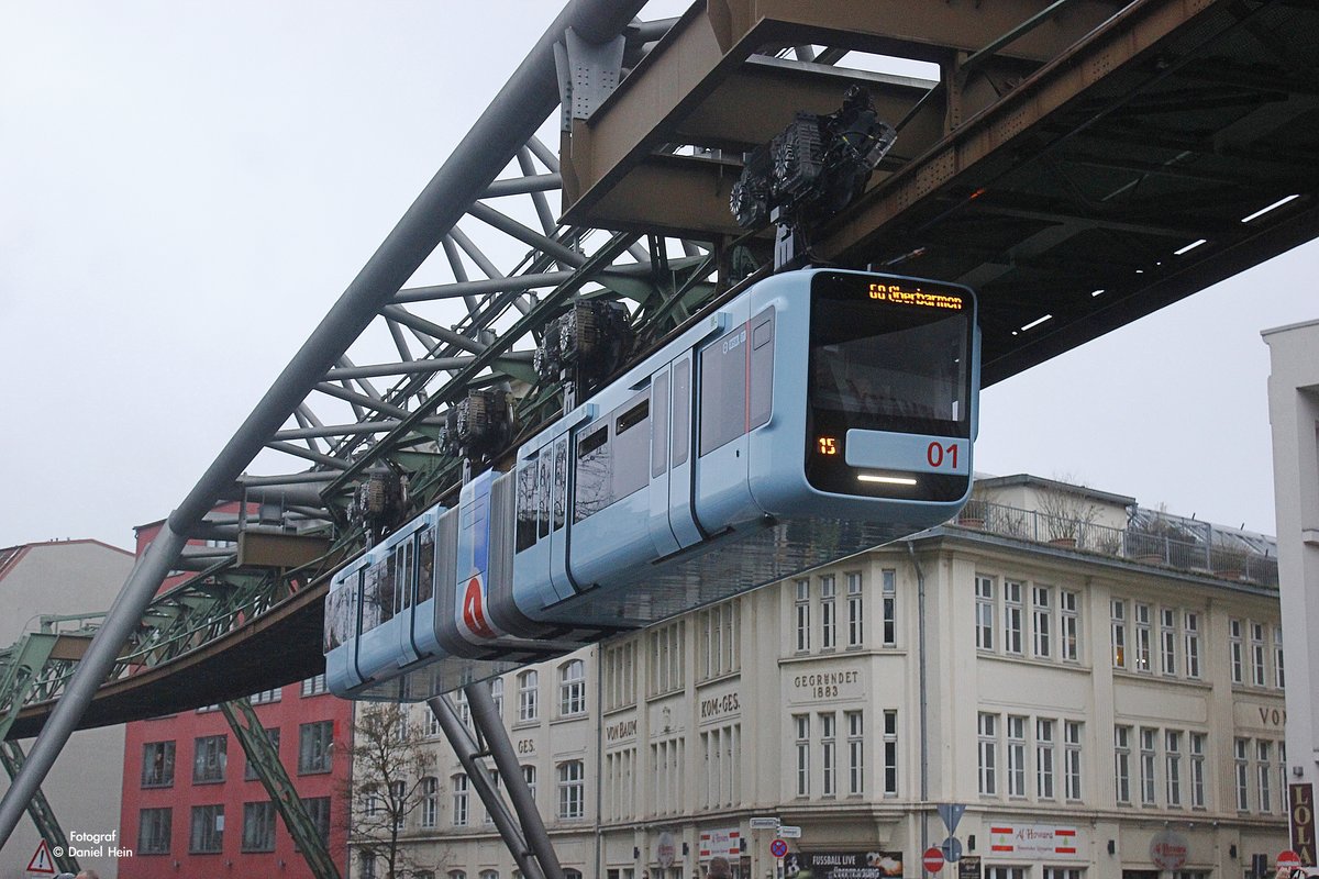 Die neue Schwebebahn bei der ersten Fahrt mit Fahrg�sten Gtw 15/01 an der Kluse in Wuppertal, am 18.12.2016.