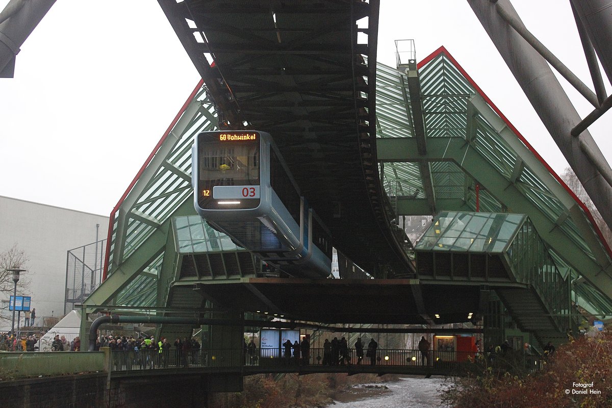 Die neue Schwebebahn bei der ersten Fahrt Gtw 15/03 an der Kluse in Wuppertal, am 18.12.2016.