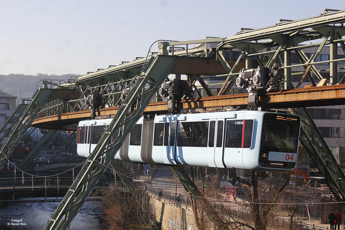 Die neue Schwebebahn GN04 am Döppersberg in Wuppertal, am 22.01.2017.