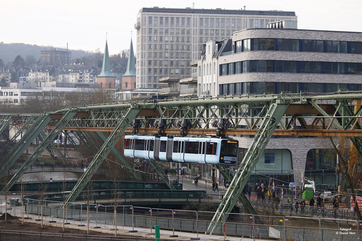 Die neue Schwebebahn GN06 am Döppersberg in Wuppertal, am 02.02.2017.
