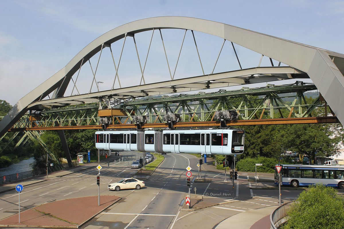 Die neue Schwebebahn Gtw 01 an der Ohligsmühle in Wuppertal, am 08.06.2016.