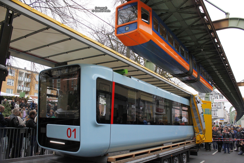 Die neue Schwebebahn Gtw 15/01 und Gtw 72/26 am 14.11.2015 in Wuppertal Vohwinkel.