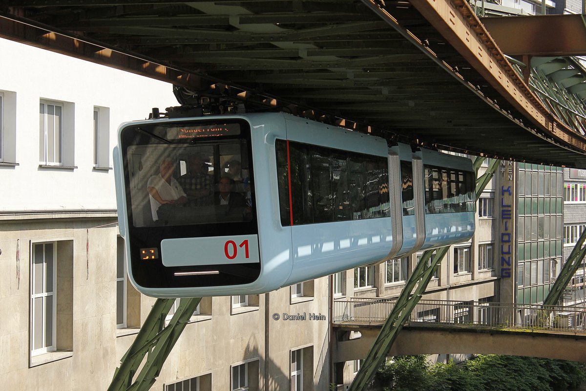 Die neue Schwebebahn Gtw 15/01 auf der ersten Tagesfahrt in Wuppertal, Juni 2016.