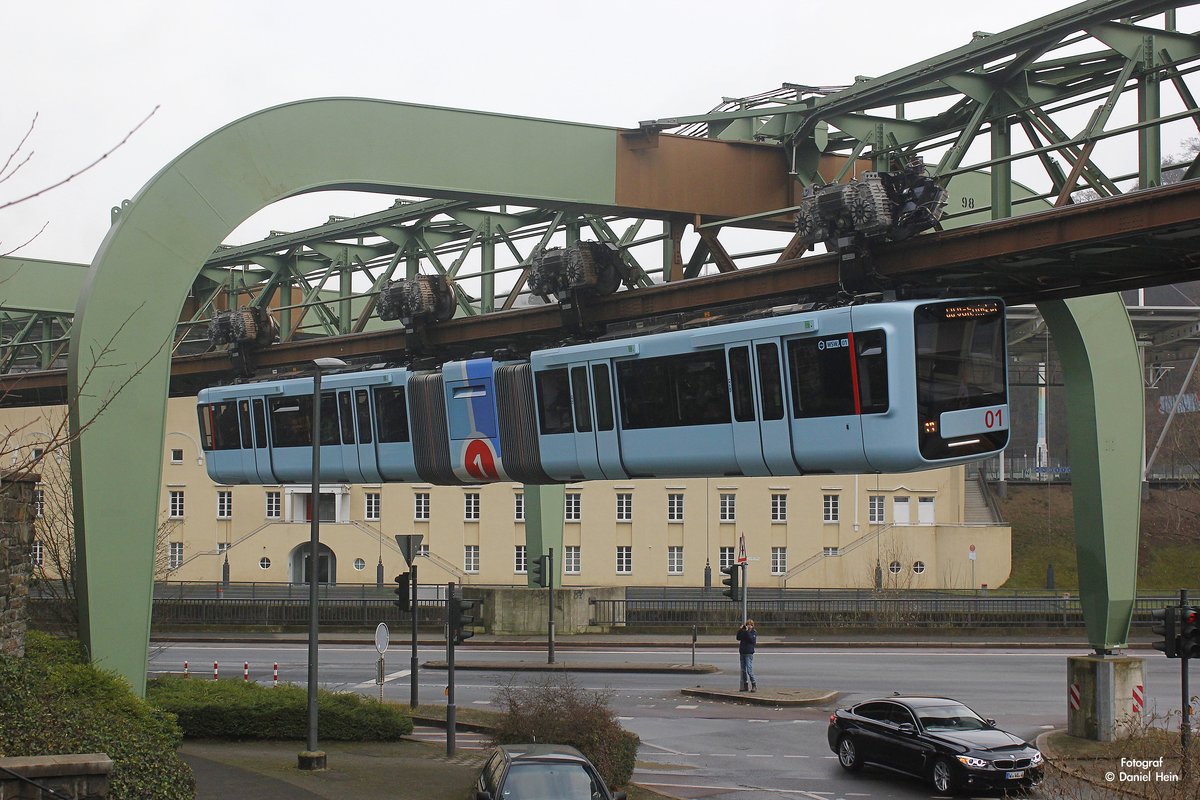 Die neue Schwebebahn Gtw 15/01 am Stadion/Zoo in Wuppertal, Dezember 2016.