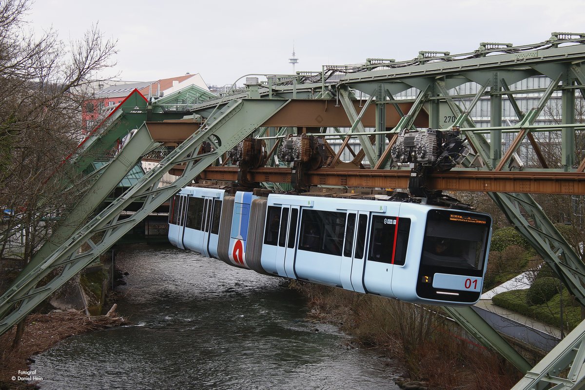 Die neue Schwebebahn Gtw 15/01 in Wuppertal, Februar 2017.