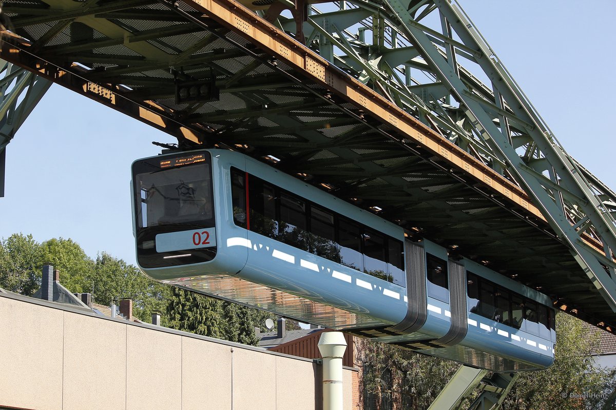 Die neue Schwebebahn Gtw 15/02 als Fahrschule in Wuppertal, August 2016.