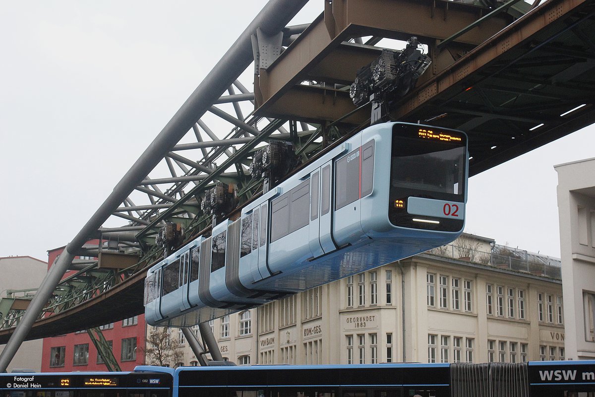 Die neue Schwebebahn Gtw 15/02 in Wuppertal, am 18.12.2016.