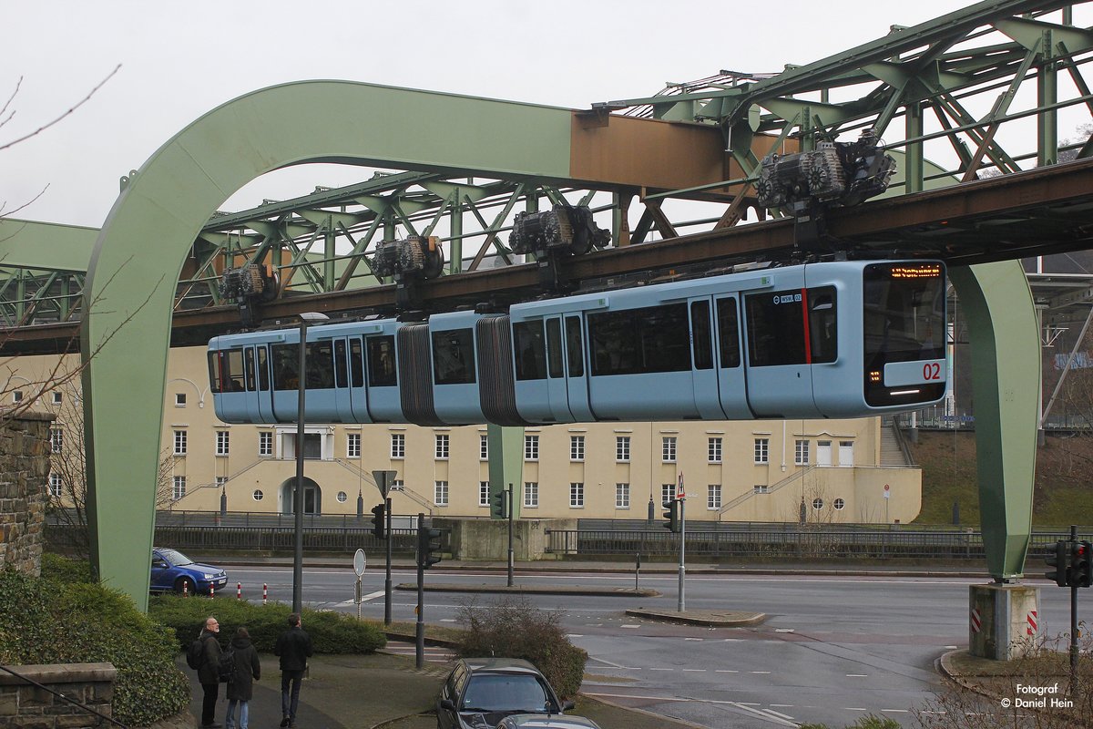 Die neue Schwebebahn Gtw 15/02 am Stadion/Zoo in Wuppertal, Dezember 2016.