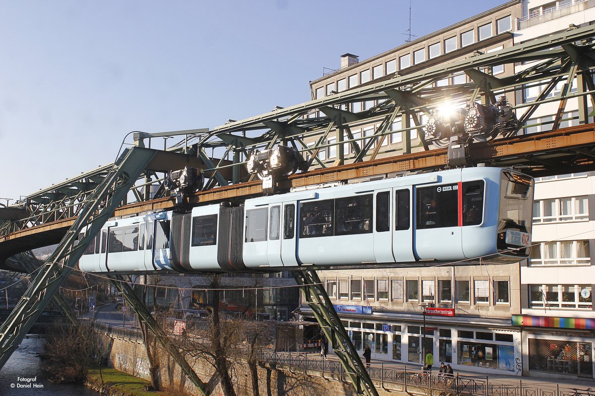 Die neue Schwebebahn Gtw 15/02 in Wuppertal, Januar 2017.
