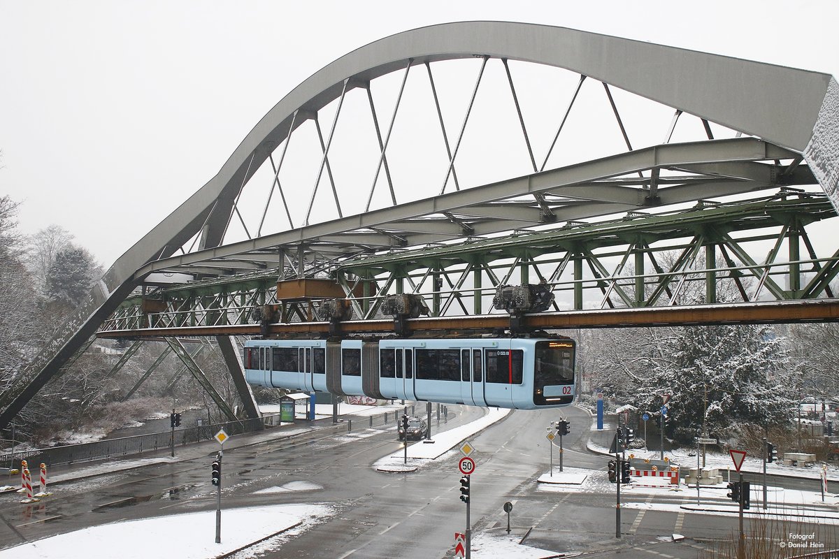 Die neue Schwebebahn Gtw 15/02 in Wuppertal, Februar 2017.