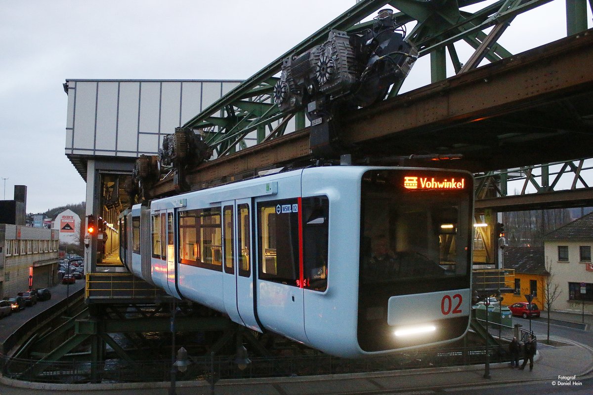 Die neue Schwebebahn Gtw 15/02 in Wuppertal Oberbarmen, Februar 2017.