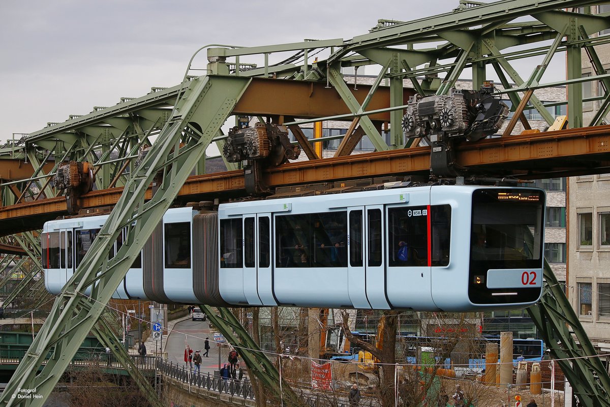 Die neue Schwebebahn Gtw 15/02 in Wuppertal, M�rz 2017.