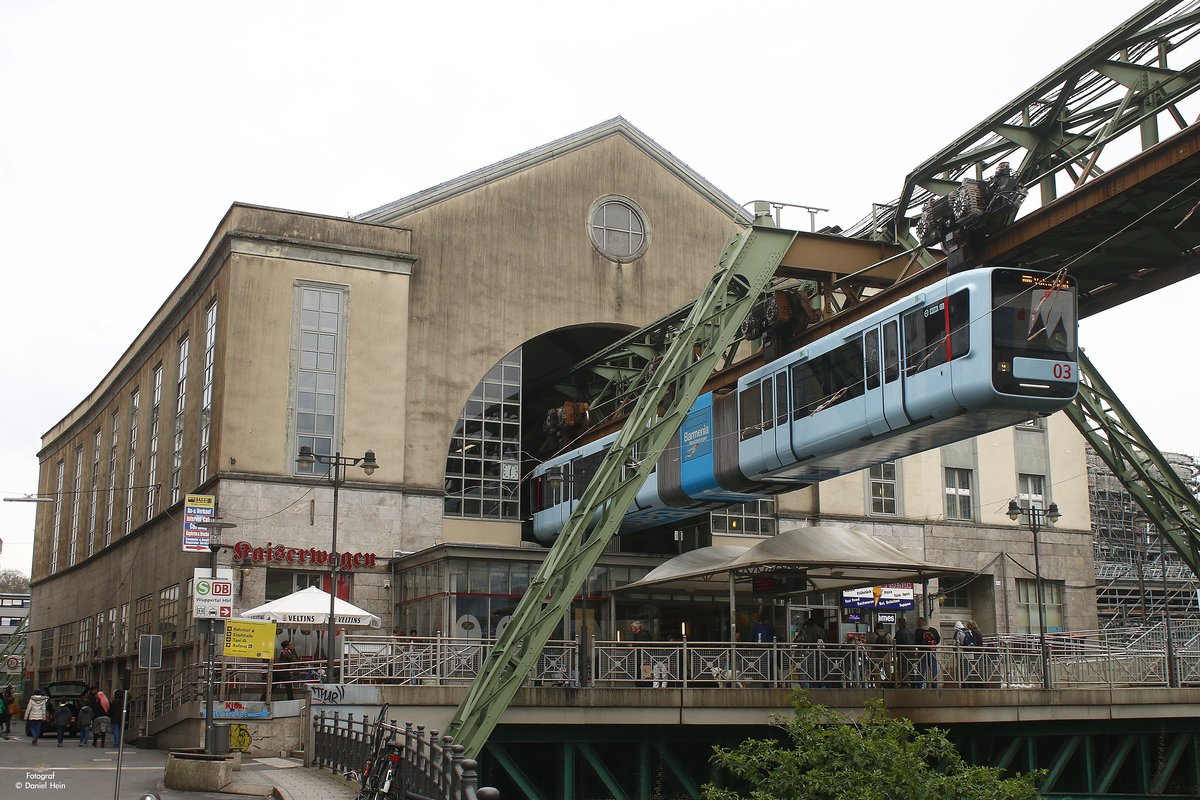 Die neue Schwebebahn Gtw 15/03  Barmenia  am D�ppersberg in Wuppertal, April 2017.
