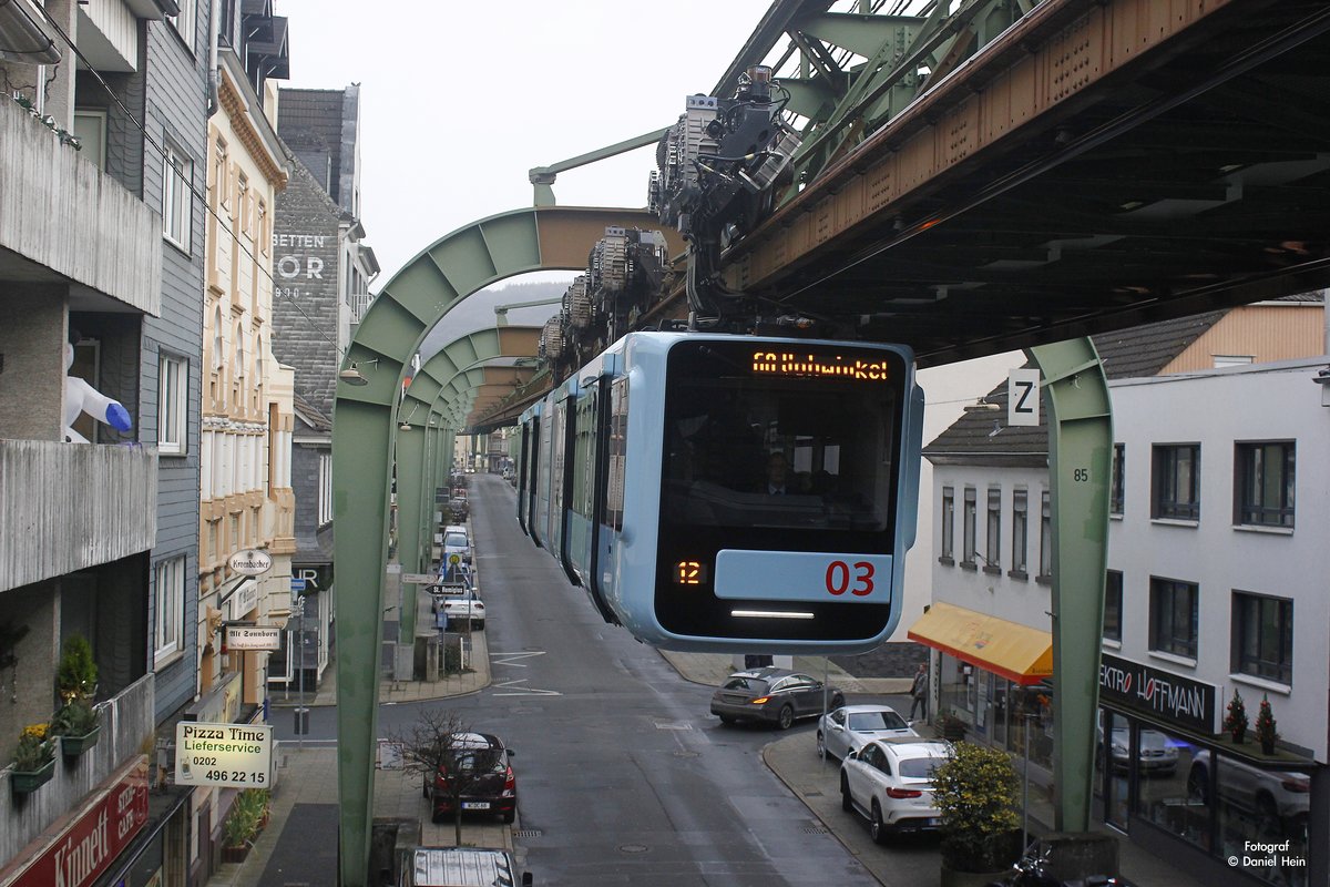 Die neue Schwebebahn Gtw 15/03 in Wuppertal Sonnborn, Dezember 2016.