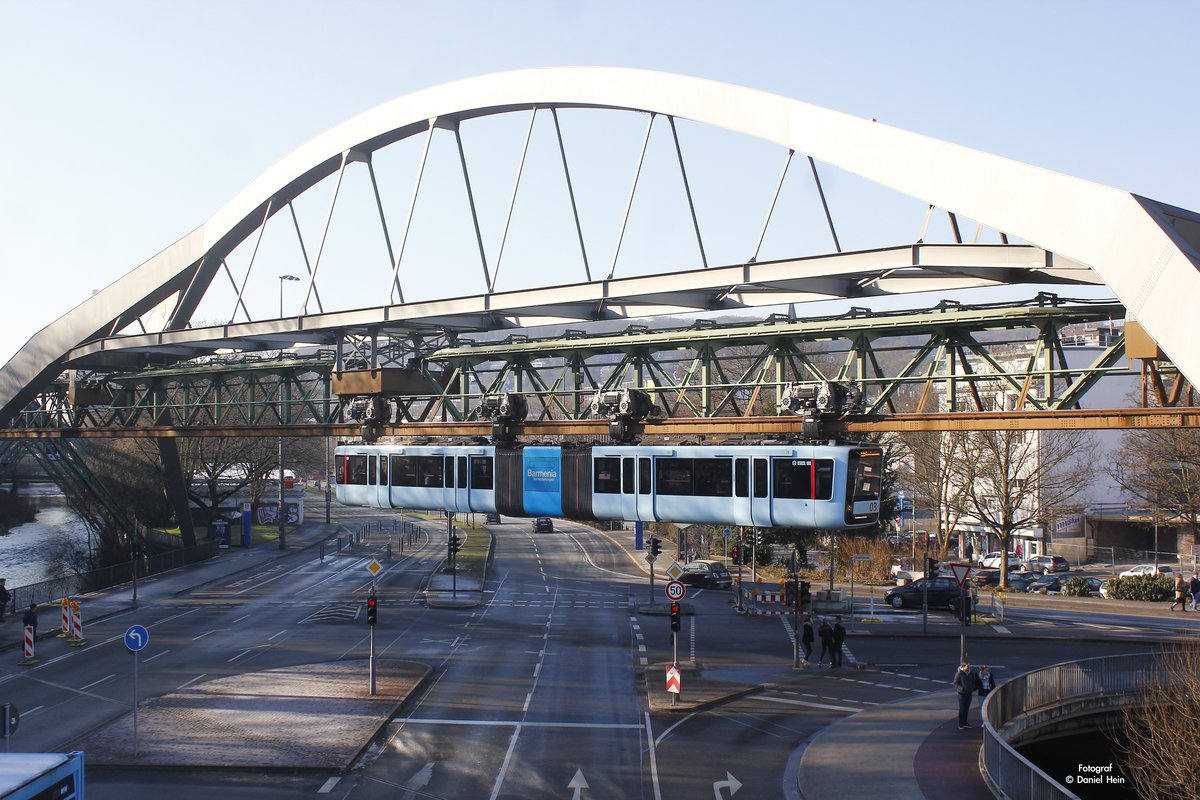 Die neue Schwebebahn Gtw 15/03  Barmenia  in Wuppertal, Januar 2017.