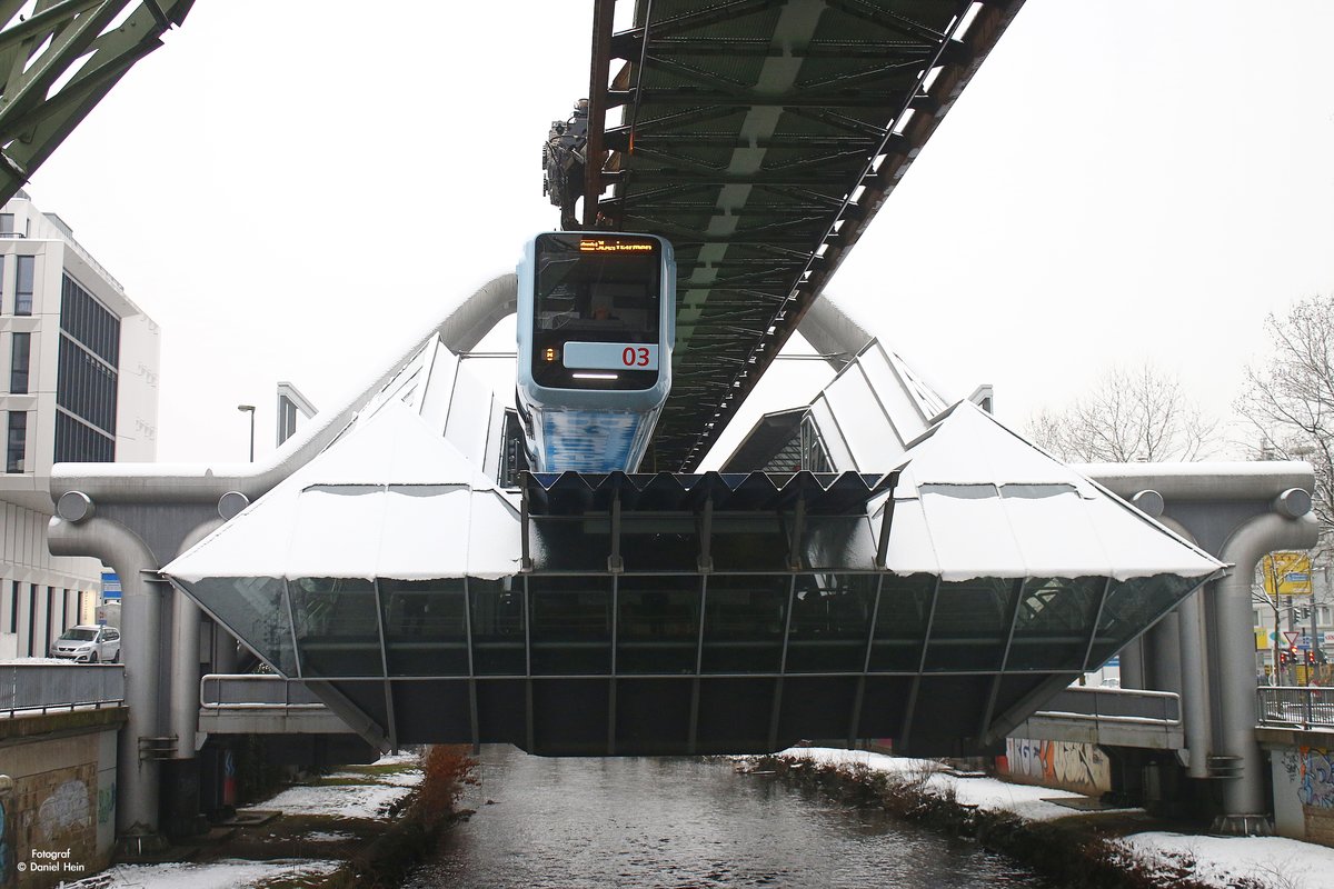 Die neue Schwebebahn Gtw 15/03 an der Ohligsm�hle im Schnee in Wuppertal, Februar 2017.