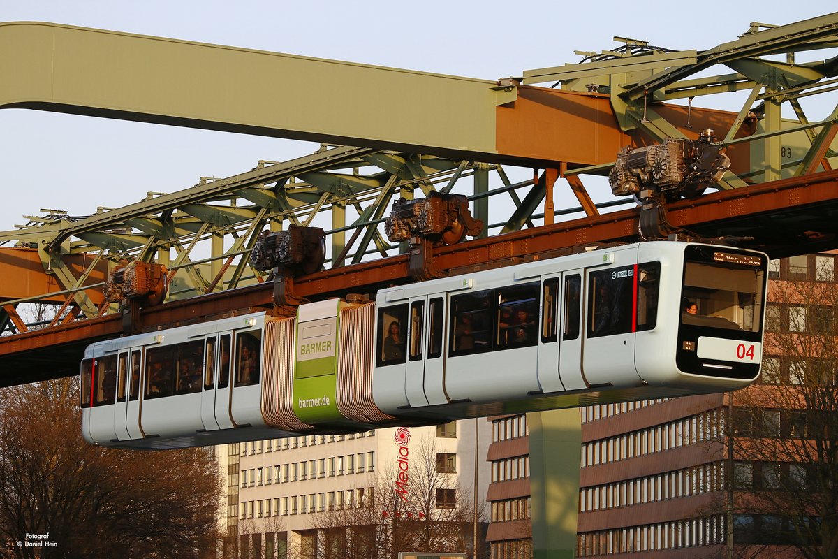 Die neue Schwebebahn Gtw 15/04  Barmer  in Wuppertal, M�rz 2017.