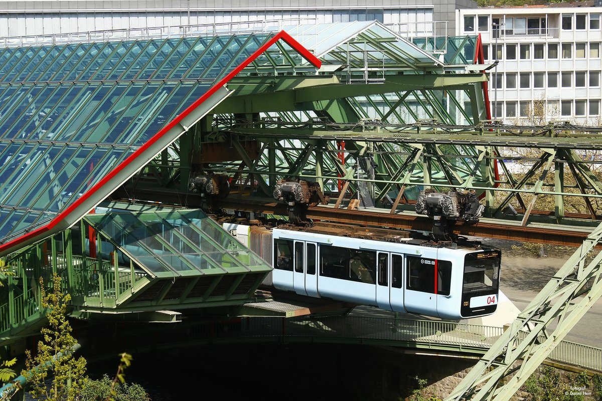 Die neue Schwebebahn Gtw 15/04 an der Kluse in Wuppertal, April 2017.