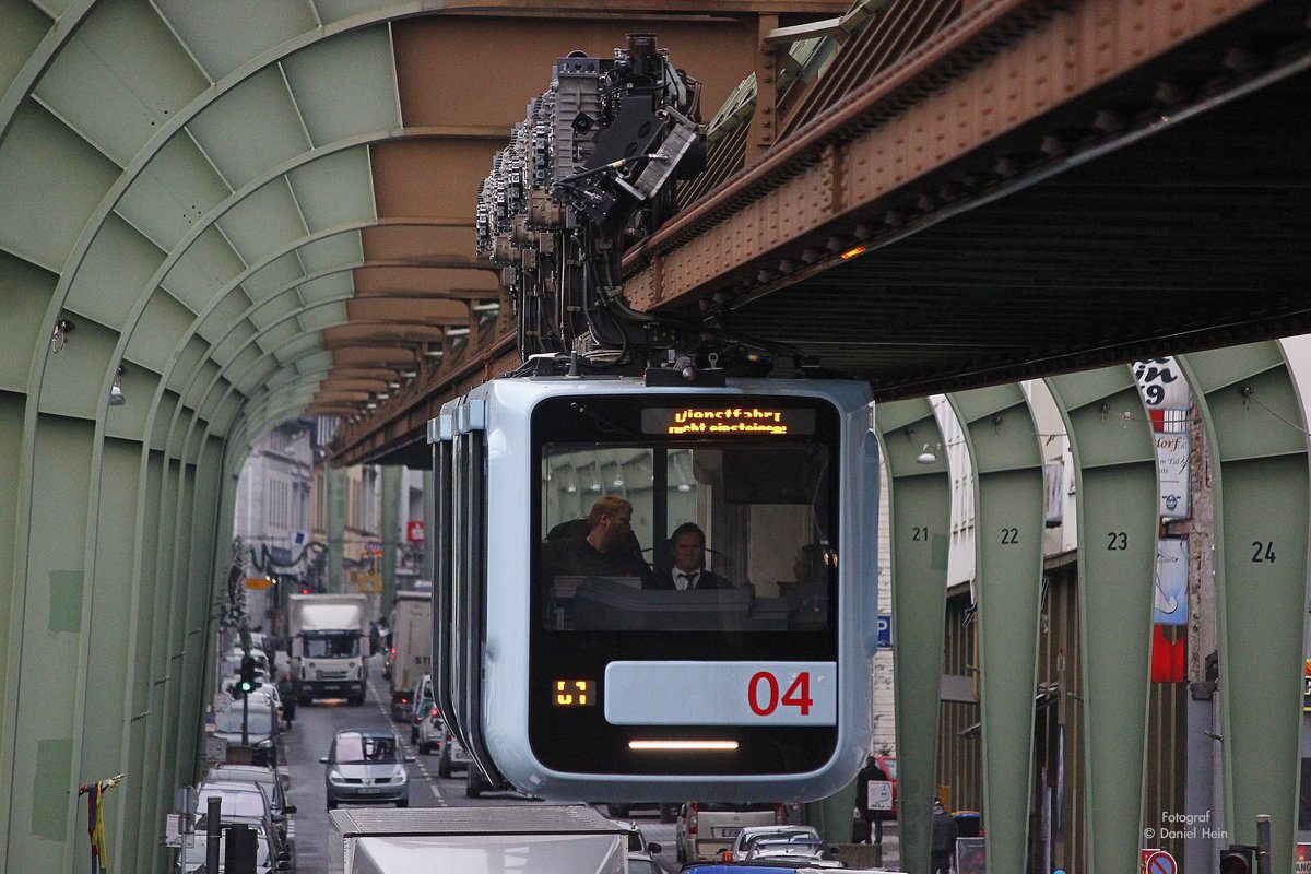 Die neue Schwebebahn Gtw 15/04 als Dienstfahrt am Bruch in Wuppertal, Dezember 2016.