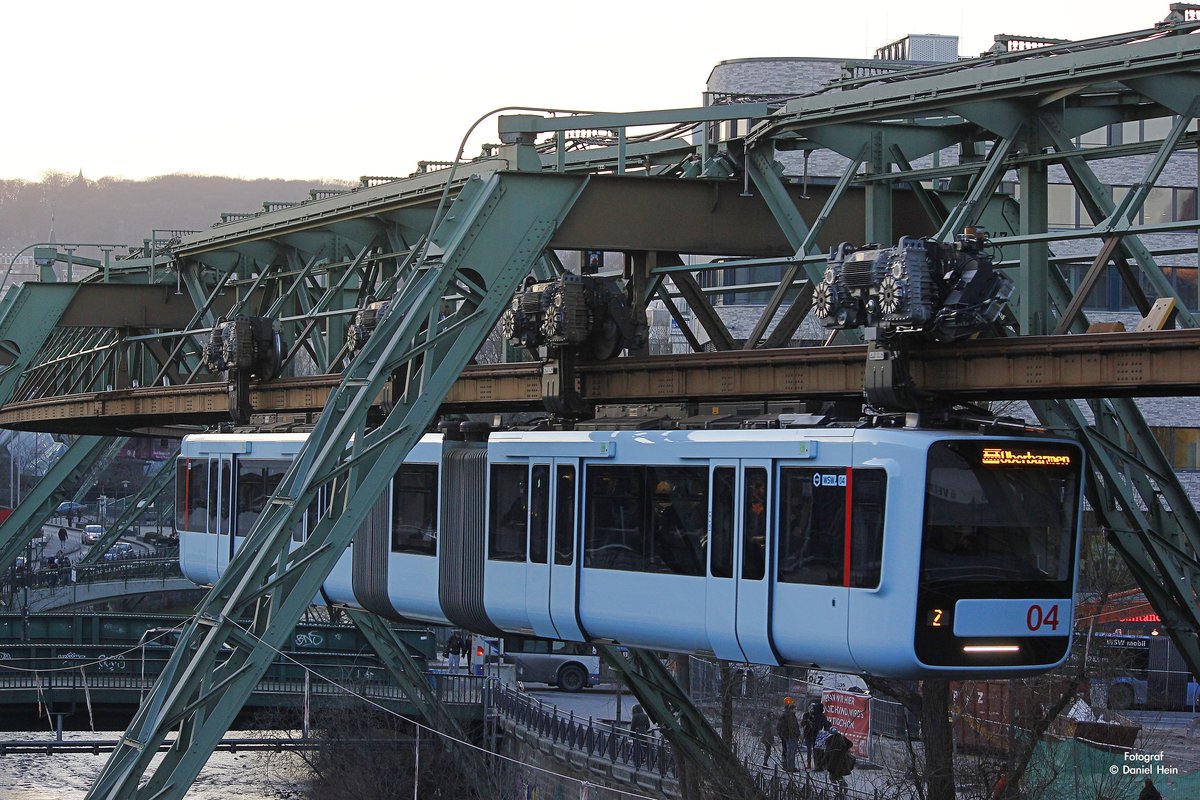 Die neue Schwebebahn Gtw 15/04 in Wuppertal, Januar 2017.