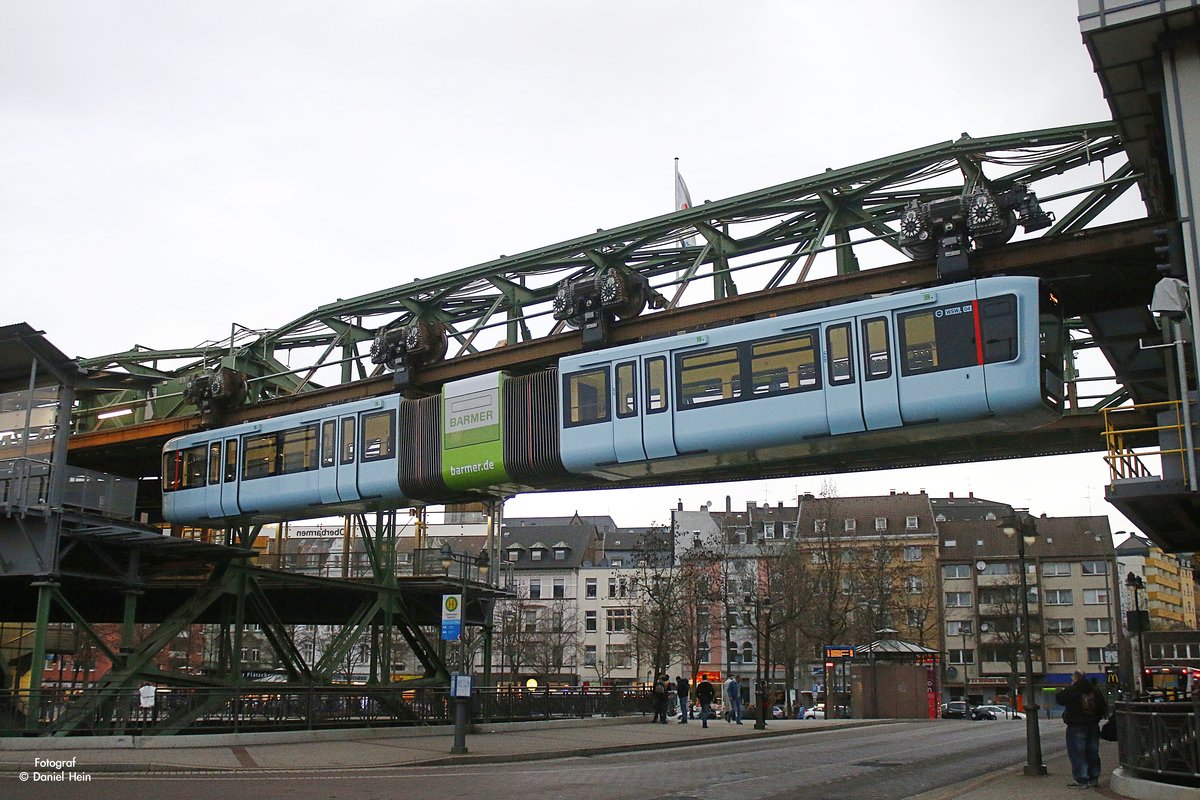 Die neue Schwebebahn Gtw 15/04  Barmer  in Wuppertal Oberbarmen, Februar 2017.