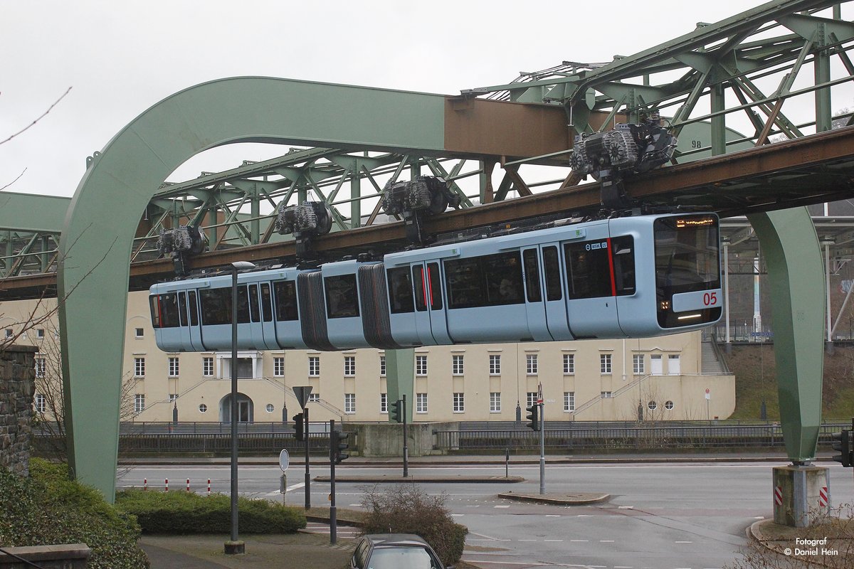 Die neue Schwebebahn Gtw 15/05 am Stadion/Zoo in Wuppertal, Dezember 2016.