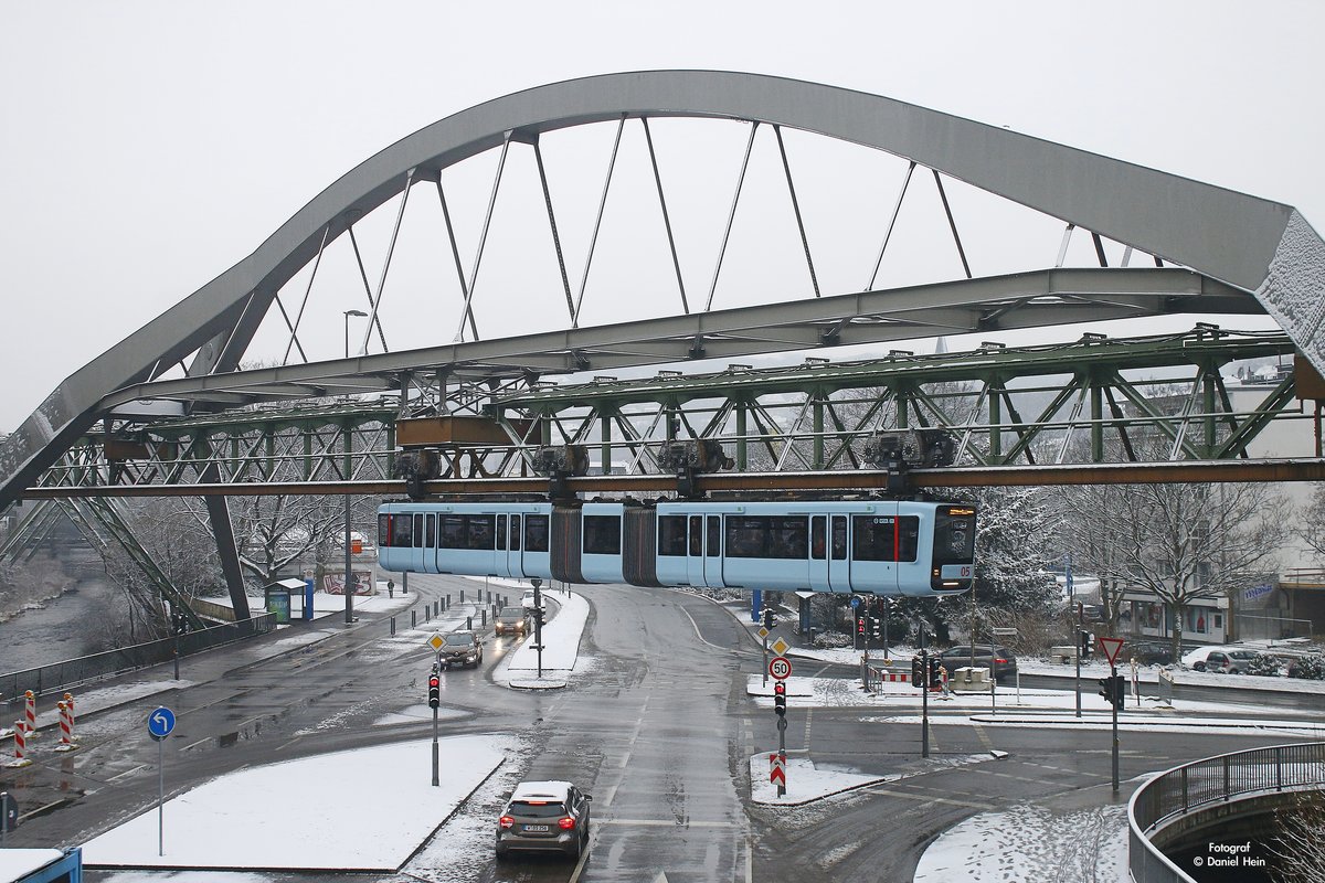 Die neue Schwebebahn Gtw 15/05 an der Ohligsm�hle, am Februar 2017.