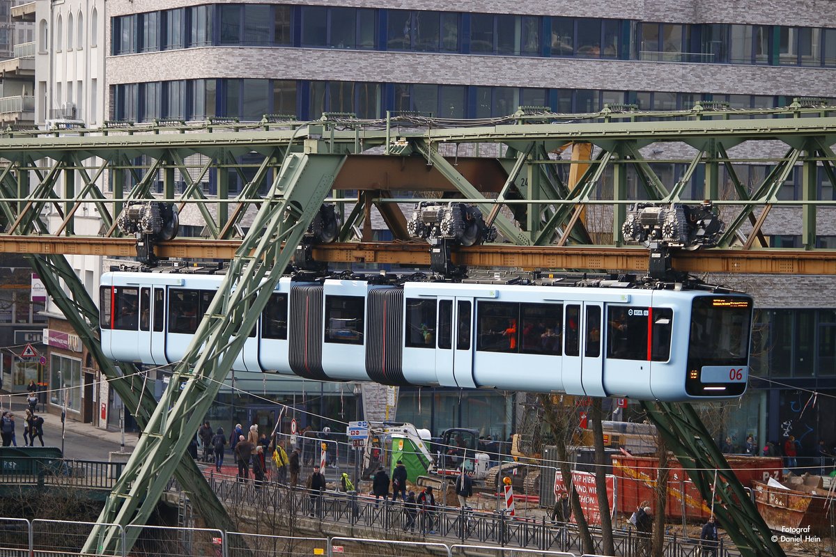 Die neue Schwebebahn Gtw 15/06 am D�ppersberg in Wuppertal, Februar 2017.