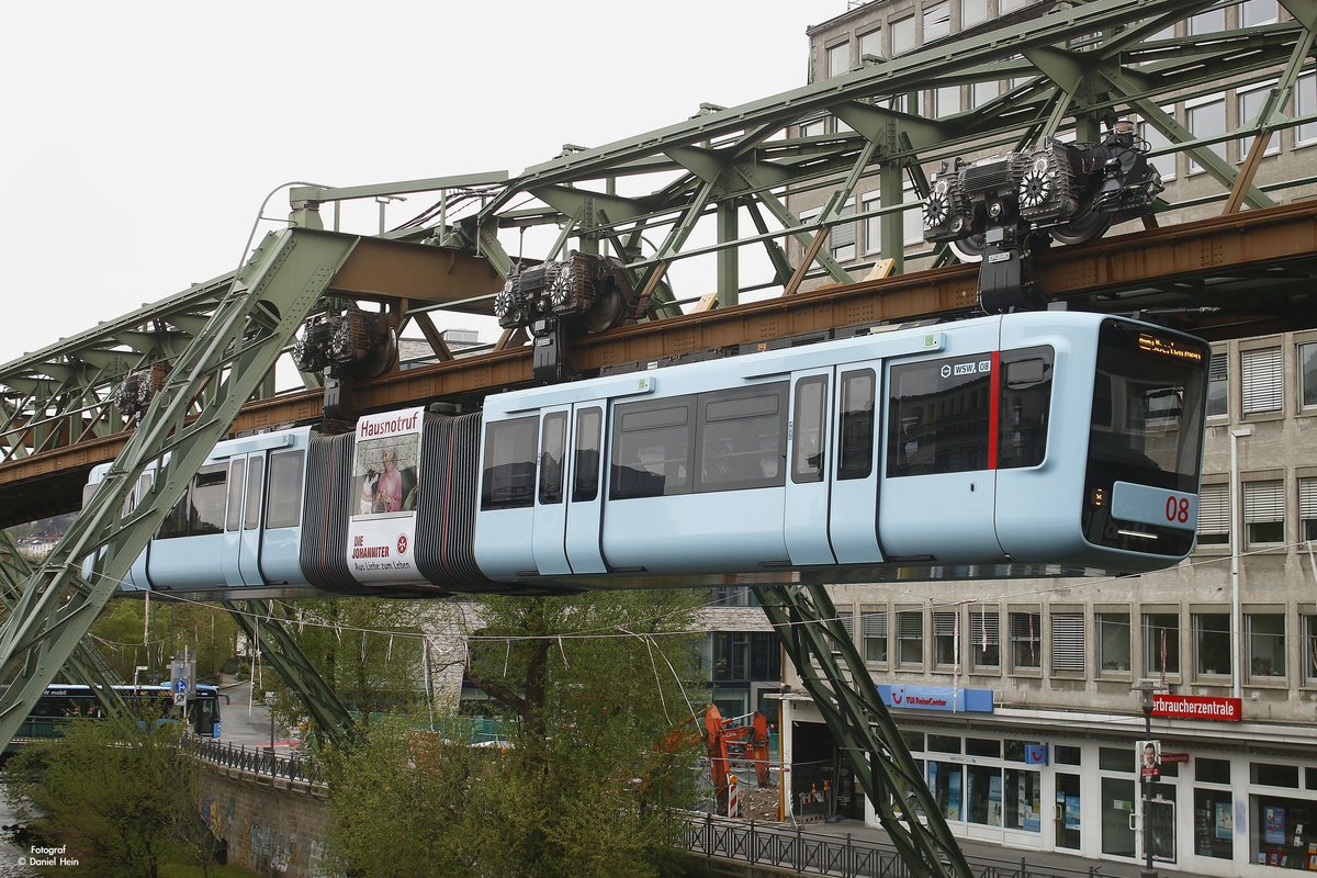 Die neue Schwebebahn Gtw 15/08  die Johanniter Hausnotruf  in Wuppertal, April 2017.