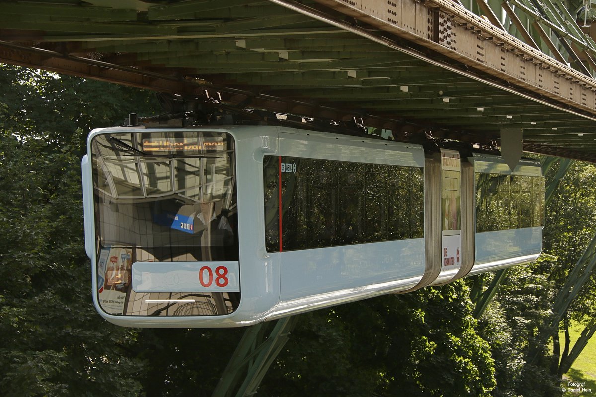 Die neue Schwebebahn Gtw 15/08 in Wuppertal, Juli 2017.