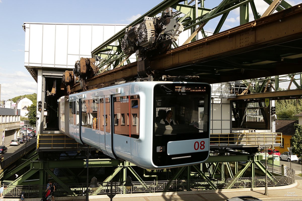 Die neue Schwebebahn Gtw 15/08 in Wuppertal Oberbarmen, Juli 2017.