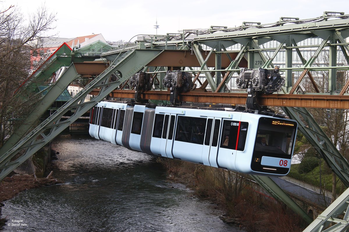 Die neue Schwebebahn Gtw 15/08  in Wuppertal, Februar 2017.