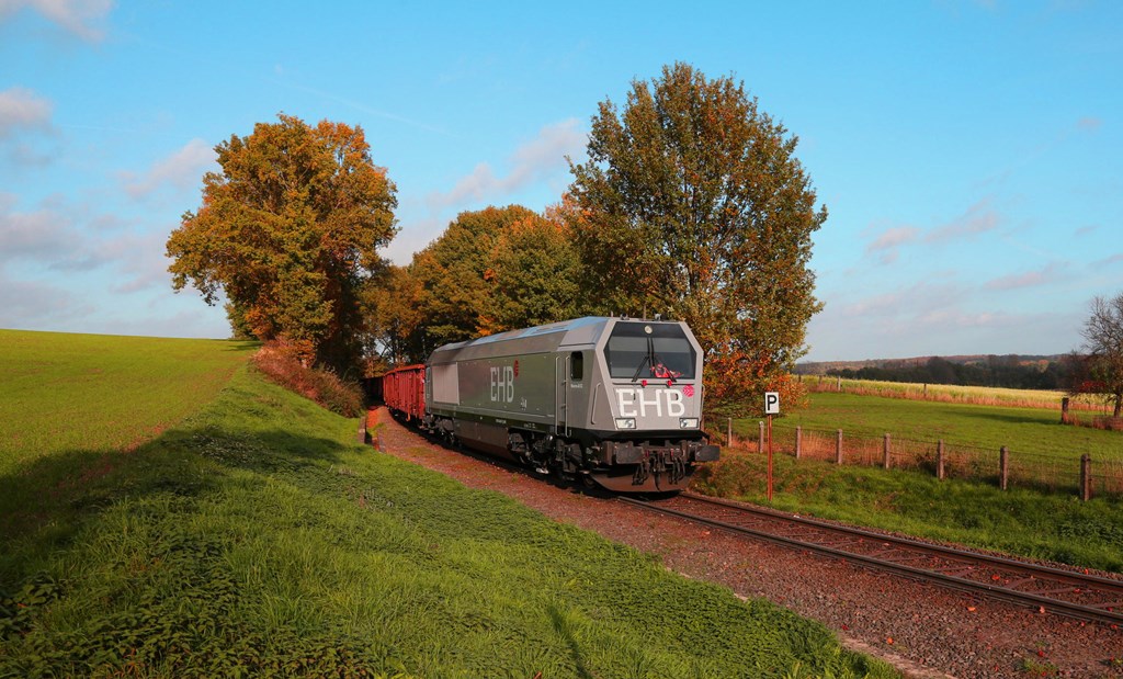 Die neue schwere Maxima der Stadtwerke Osnabrück war am 10.11.2022 wieder im Einsatz zwischen Osnabrück Hafen und dem Stahlwerk Georgsmarienhütte. Um 13.55 Uhr kam sie auf dem Weg zum Stahlwerk mit schwerem Zug durch den ehemaligen Haltepunkt Augustaschacht in Hasbergen.