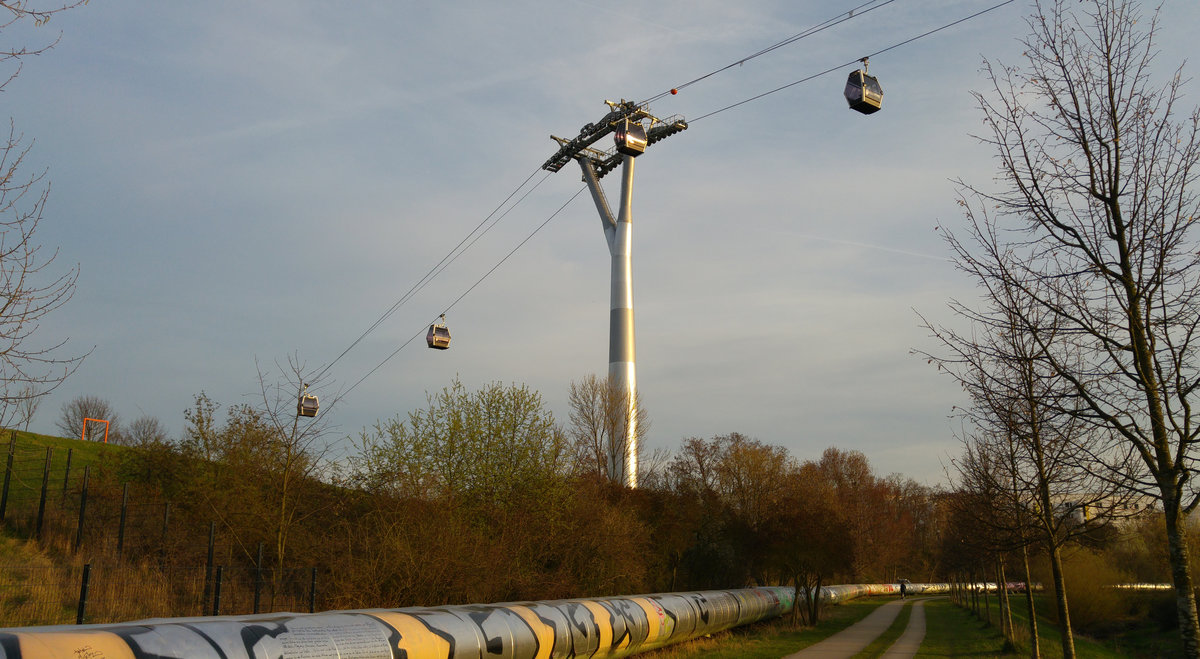Die neue Seilbahn in Berlin, welche anlässlich der IGA aufgebaut wurde, fährt bereits. Allerdings nur im Testbetrieb und ohne Passagiere. Die IGA öffnet am 13. April 2017 ihre Tore. Die IGA-Tageskarte kostet 20 Euro, die Nutzung der 1,5 Kilometer langen Seilbahn (ab U-Bhf  Kienberg - Gärten der Welt  bzw. Bushaltestelle am Blumberger Damm) ist inklusive. 

Wer mit der U-Bahn anreist, hat vielleicht das Glück, mit einem Typ E III zu fahren. Es handelt sich um eine U-Bahn-Baureihe aus Ost-Berlin, die aus alten S-Bahn-Teilen zusammengebaut wurde und deren letztes Fahrzeug 1994 ausgemustert wurde. Diese Fahrzeuge erinnern äußerlich und vom Fahrgeräusch her stark an alte Berliner S-Bahnen.

31.3.2017, Berlin Hellersdorf
