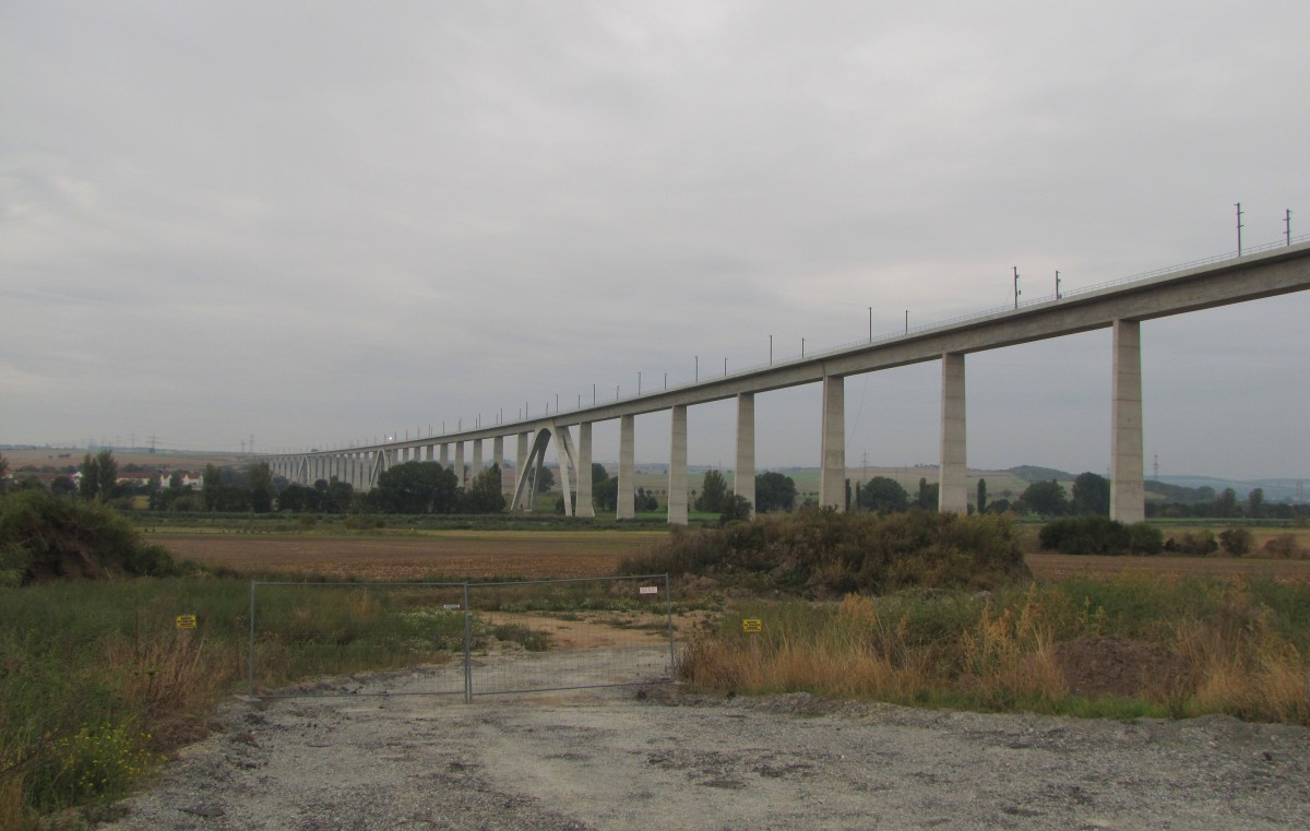 Die neue Unstruttalbr�cke am 05.10.2013 bei Karsdorf.