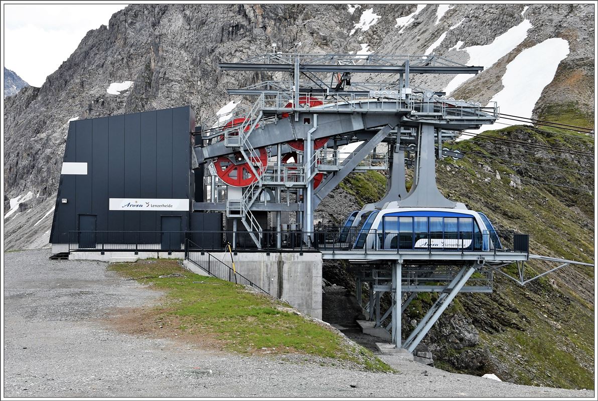 Die neue Urdenbahn verbindet die Skigebiete von Arosa und Lenzerheide stützenlos über eine Distanz von 1.7km zwischen Hörnli und Urdenfürggli. Es handelt sich um zwei parallel verlaufende Pendelbahnen, die unabhängig voneinander betrieben werden können. Station Hörnli (06.07.2016)