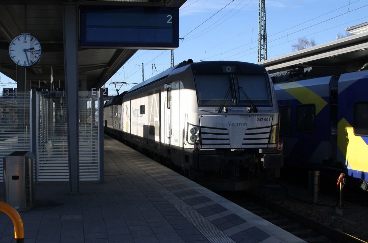 Die neue Vectron DE 247 901-2 mit der Aufschrift ``Fuel efficient and eco friendly`` ist am 7.1.2014 mit 189 934-3 als Zuglok bei Messfahrten Richtung München unterwegs. Hier im Bahnhof Rosenheim. Nebenan wartet der Meridian auf die Weiterfahrt, nach der Überholung, nach München.