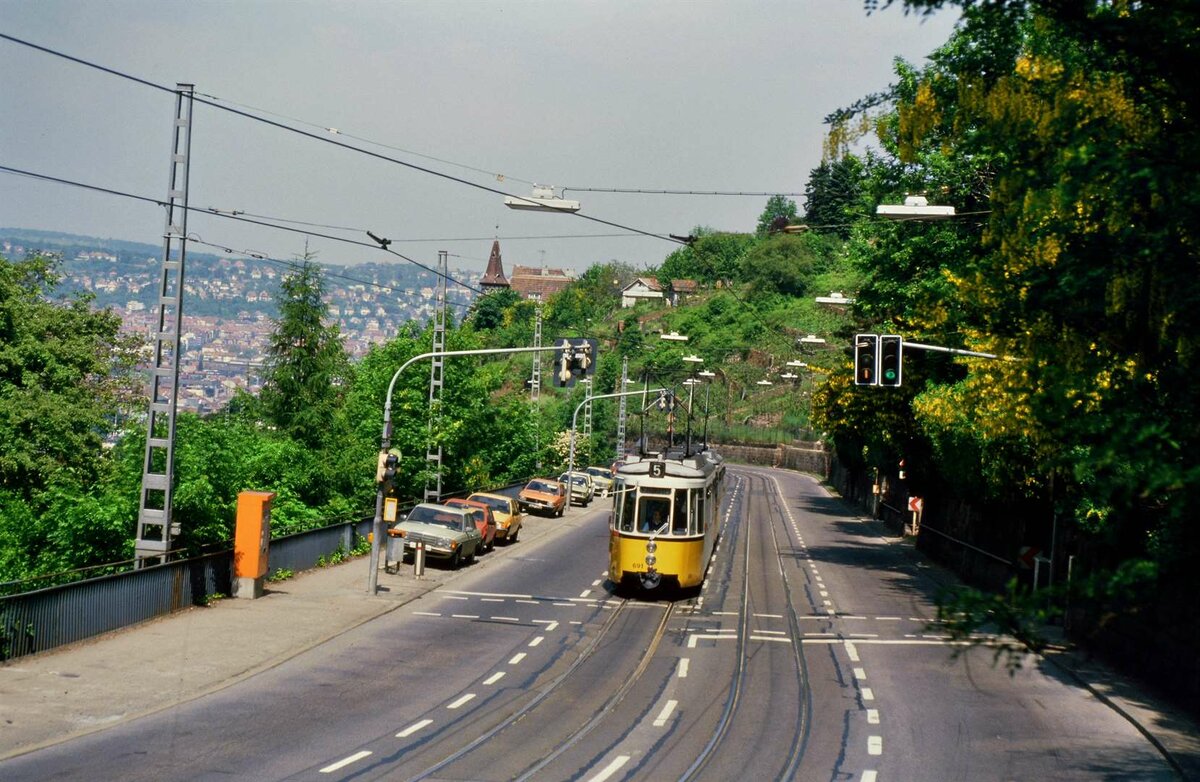 Die Neue Weinsteige war früher vor allem ein Ort für die Straßenbahn. Es war für die Straßenbahnfahrer bei Regen durchaus schwer, ihre Züge sicher bergauf und bergab zu bewegen.