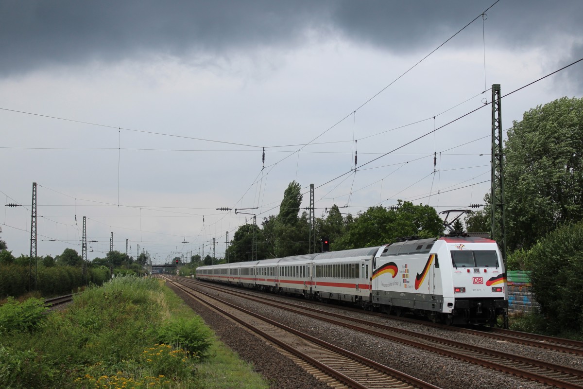 Die neue Werbelok 101 027, welche für 25 Jahre Deutsche Einheit wirbt, hat hier schiebend mit dem IC 2312 nach Hamburg-Altona den Bahnhof Angermund (Düsseldorf) in Richtung Duisburg durchfahren.