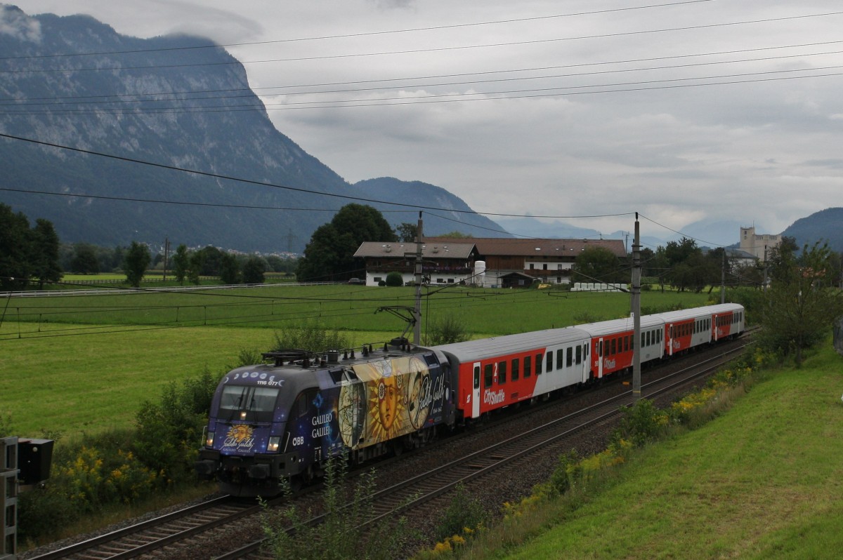 Die neue Werbelok der ÖBB, die 1116 077-9 ``Galileo Galilei/Michelangelo Buonarroti`` fährt am 20.8.2014 mit einem REX von Kufstein nach Innsbruck, hier bei Kirchbichl. Aufgrund der Streckensperre bei Brixlegg müssen alle Züge durch den Unterinntal Tunnel, deshalb fährt der Rex auch mit 1116+City Shuttle Wagen und nicht der Talent.