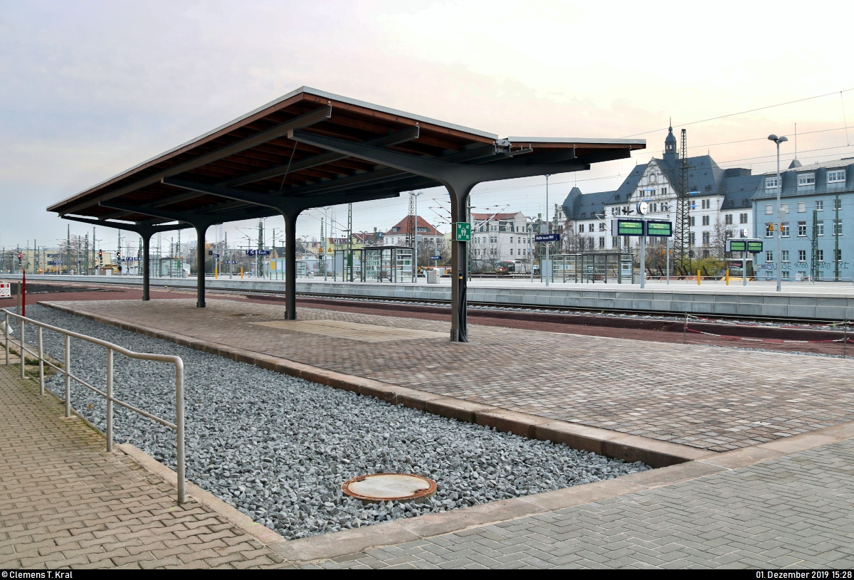 Die neue Westseite in Halle(Saale)Hbf: ein Rundgang (Bild 4)
***
Am ersten Adventssonntag wurden im Knoten Halle (Saale) die Bahnsteige 4/5 und 6/7 samt neuem Sanitärbereich und denkmalgerecht rekonstruierten Arkaden feierlich wiedereröffnet. In einer kleinen virtuellen Führung möchte ich Euch die modernisierten Anlagen vorstellen.

Gehen wir nun aus der Bahnsteighalle in südlicher Richtung hinaus. Wir treffen hier auf den ehemaligen Postbahnsteig, der einer gründlichen Sanierung unterzogen wurde und im neuen Glanz erstrahlt. Die beiden Gleise, welche vor den Baumaßnahmen noch sporadisch zur Abstellung von Personenwagen genutzt wurden, sind nun leider verschwunden.
Doch von nun an dient der Bahnsteig als Sammelplatz bei Brandfällen. Insofern wurde hier, meiner Meinung nach, aus Sicht des Brand- und Denkmalschutzes eine sinnvolle Lösung getroffen.

Vor gut einem Jahr sah es hier noch so aus:
https://www.bahnbilder.de/bild/Deutschland~Galerien~Baustellen/1144343/anlaesslich-des-baustellenfests-in-hallesaalehbf-konnten.html

[1.12.2019 | 15:28 Uhr]