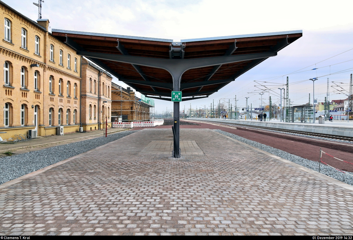 Die neue Westseite in Halle(Saale)Hbf: ein Rundgang (Bild 5)
***
Am ersten Adventssonntag wurden im Knoten Halle (Saale) die Bahnsteige 4/5 und 6/7 samt neuem Sanitärbereich und denkmalgerecht rekonstruierten Arkaden feierlich wiedereröffnet. In einer kleinen virtuellen Führung möchte ich Euch die modernisierten Anlagen vorstellen.

Hier ein genauerer Blick auf den sanierten ehemaligen Postbahnsteig, der sich direkt neben der Dienststelle der Bundespolizei befindet. Die beiden Gleise, welche vor den Baumaßnahmen noch sporadisch zur Abstellung von Personenwagen genutzt wurden, sind nun leider verschwunden.
Doch von nun an dient der Bahnsteig als Sammelplatz bei Brandfällen. Insofern wurde hier, meiner Meinung nach, aus Sicht des Brand- und Denkmalschutzes eine sinnvolle Lösung getroffen.

Vor gut einem Jahr sah es hier noch so aus:
https://www.bahnbilder.de/bild/Deutschland~Galerien~Baustellen/1144343/anlaesslich-des-baustellenfests-in-hallesaalehbf-konnten.html

[1.12.2019 | 14:32 Uhr]