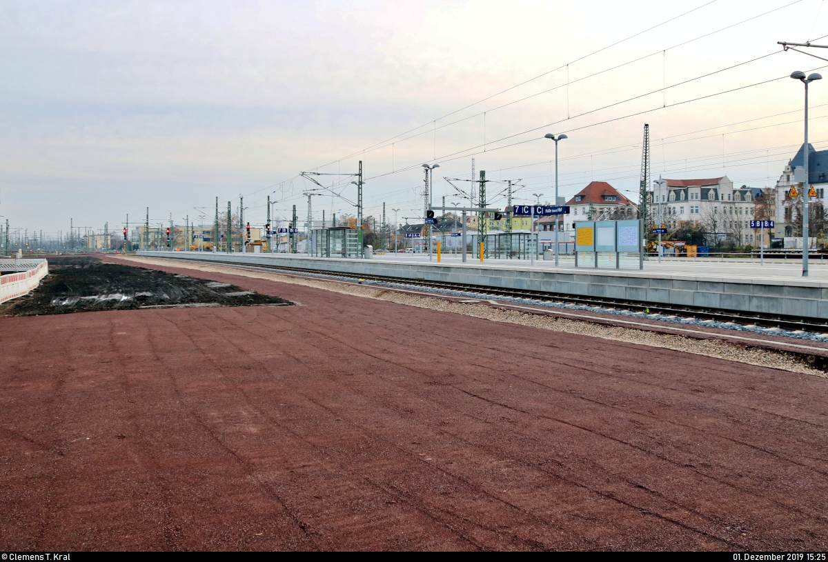 Die neue Westseite in Halle(Saale)Hbf: ein Rundgang (Bild 6)
***
Am ersten Adventssonntag wurden im Knoten Halle (Saale) die Bahnsteige 4/5 und 6/7 samt neuem Sanitärbereich und denkmalgerecht rekonstruierten Arkaden feierlich wiedereröffnet. In einer kleinen virtuellen Führung möchte ich Euch die modernisierten Anlagen vorstellen.

Laufen wir noch ein Stück weiter bis zum Ende des sanierten ehemaligen Postbahnsteigs. Die zum selbigen Bahnsteig führenden Gleise sind abgetragen worden, wie im Vordergrund ersichtlich ist. Schade um die ungenutzte Fläche!
Zeitgleich können wir gerade noch das Ende des langen Bahnsteigs 6/7 sehen, an dem die beiden Gleise der Bahnstrecke Berlin–Halle (KBS 250) als Teil der Neu- und Ausbaustrecke München–Berlin (VDE 8) liegen. Dieser soll daher hauptsächlich vom Fernverkehr, also ICE Richtung Berlin, Frankfurt und München, genutzt werden.

[1.12.2019 | 15:25 Uhr]