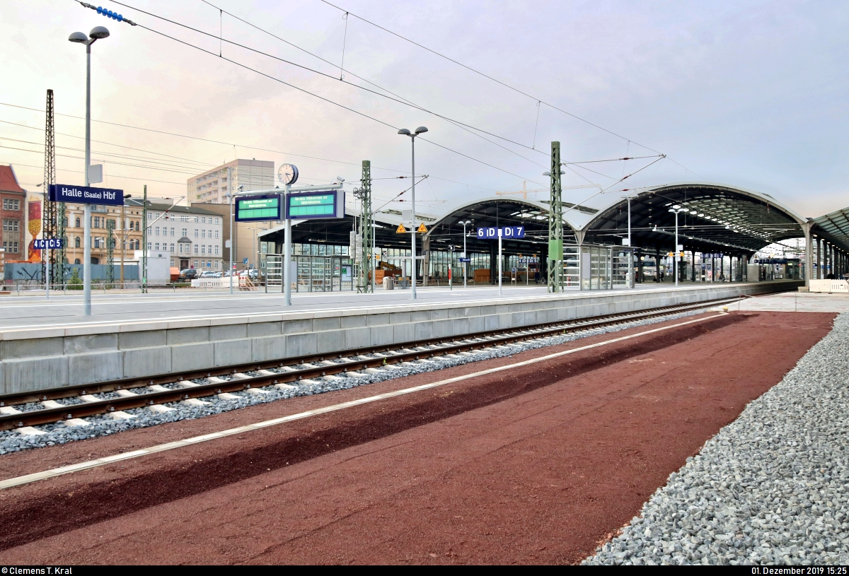 Die neue Westseite in Halle(Saale)Hbf: ein Rundgang (Bild 8)
***
Am ersten Adventssonntag wurden im Knoten Halle (Saale) die Bahnsteige 4/5 und 6/7 samt neuem Sanitärbereich und denkmalgerecht rekonstruierten Arkaden feierlich wiedereröffnet. In einer kleinen virtuellen Führung möchte ich Euch die modernisierten Anlagen vorstellen.

Hier befinde ich mich wieder auf dem sanierten ehemaligen Postbahnsteig und blicke auf die Westseite in nördlicher Richtung.
Insgesamt wurden bei diesem Umbau acht Kilometer Gleis und 26 Weichen neu verbaut.
Bild 6 der Serie zeigt die Bahnsteige aus anderer Sicht, fotografiert von derselben Position.

[1.12.2019 | 15:25 Uhr]