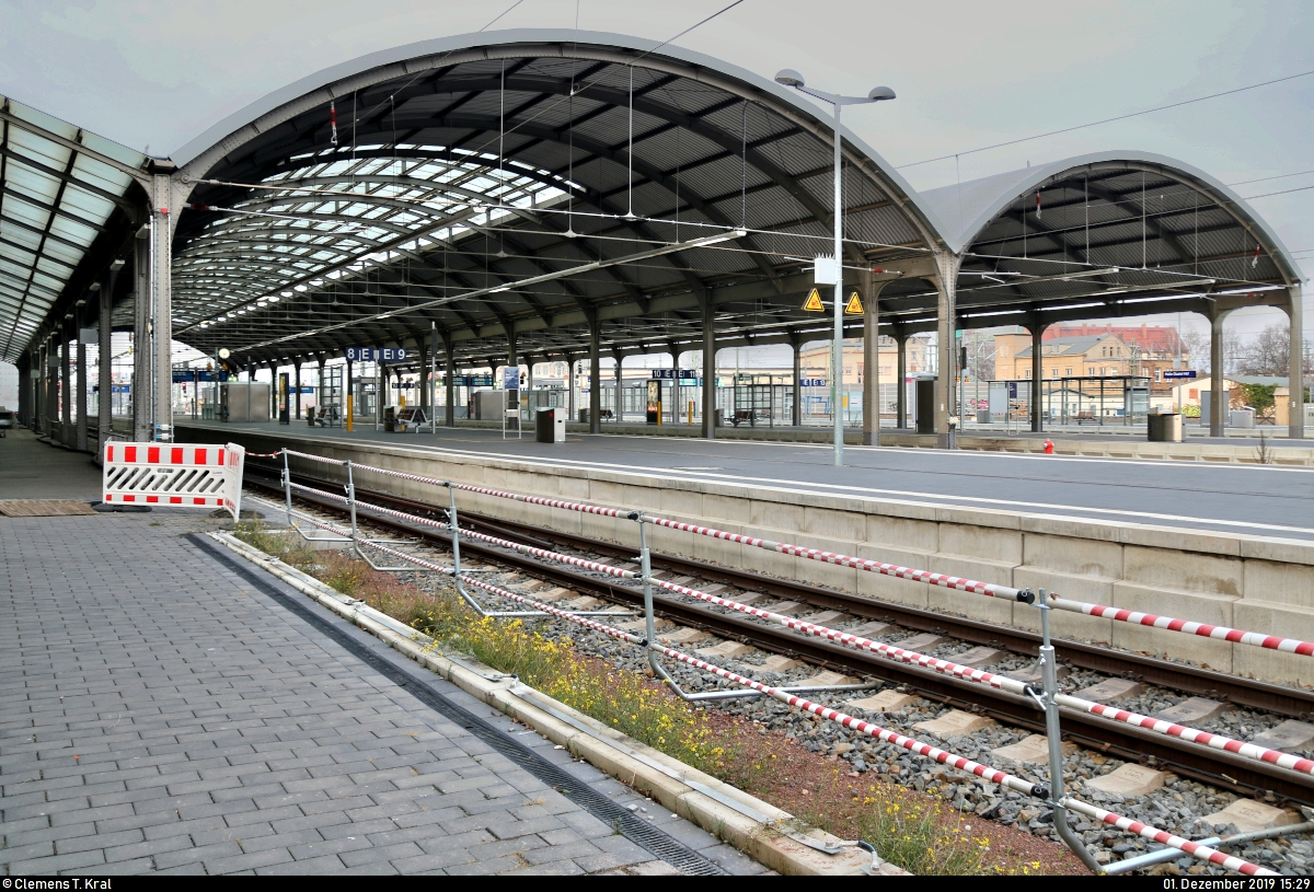Die neue Westseite in Halle(Saale)Hbf: ein Rundgang (Bild 9)
***
Am ersten Adventssonntag wurden im Knoten Halle (Saale) die Bahnsteige 4/5 und 6/7 samt neuem Sanitärbereich und denkmalgerecht rekonstruierten Arkaden feierlich wiedereröffnet. In einer kleinen virtuellen Führung möchte ich Euch die modernisierten Anlagen vorstellen.

Zum Vergleich hier noch einmal die Bahnsteige der Ostseite (Gleise 8–13) in nördlicher Richtung.
Der Bahnsteig 12/13 befindet sich im Übrigen neben der Bahnsteighalle und hat noch nie eine Überdachung besessen.

[1.12.2019 | 15:29 Uhr]